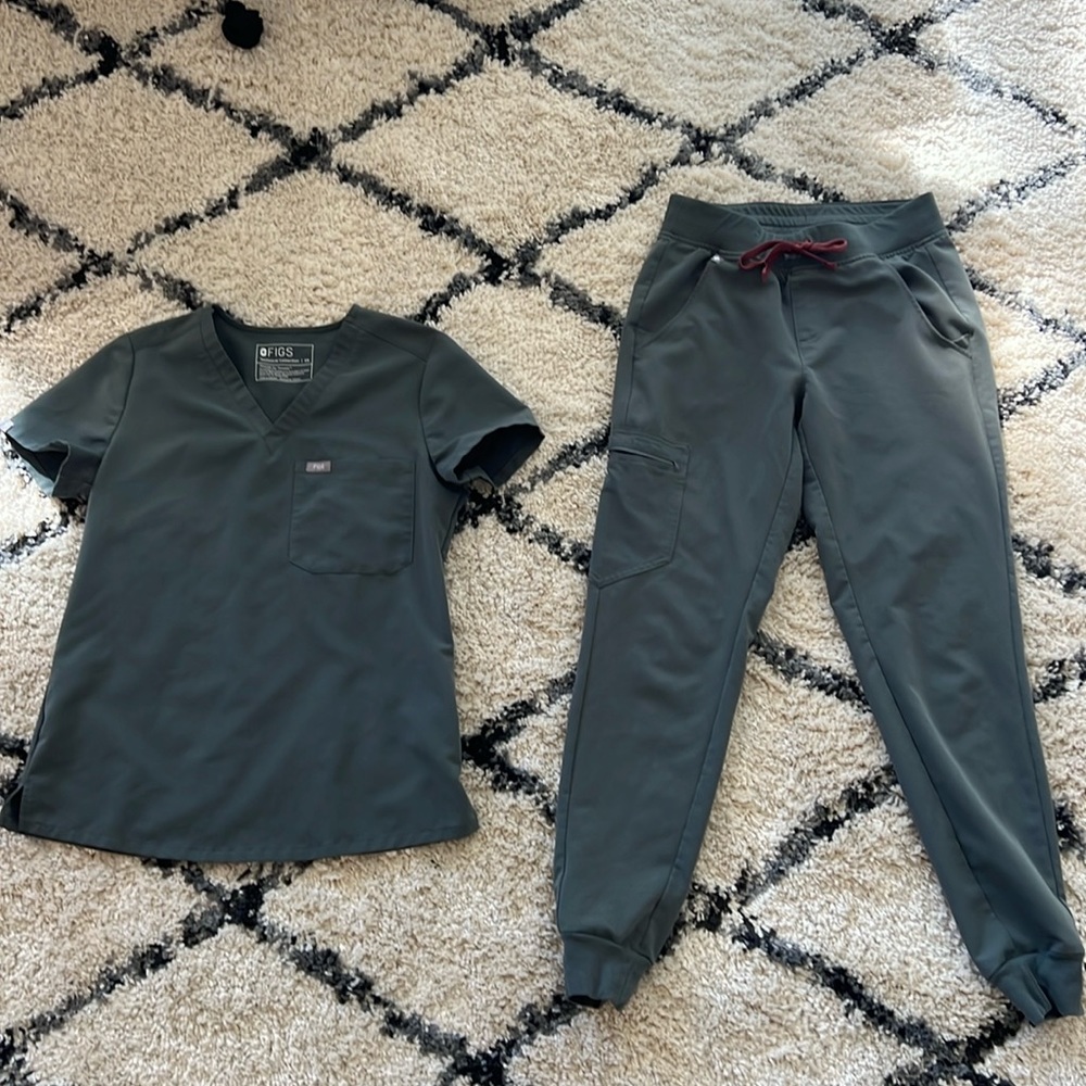 Green/gray “bonsi” colored scrub set